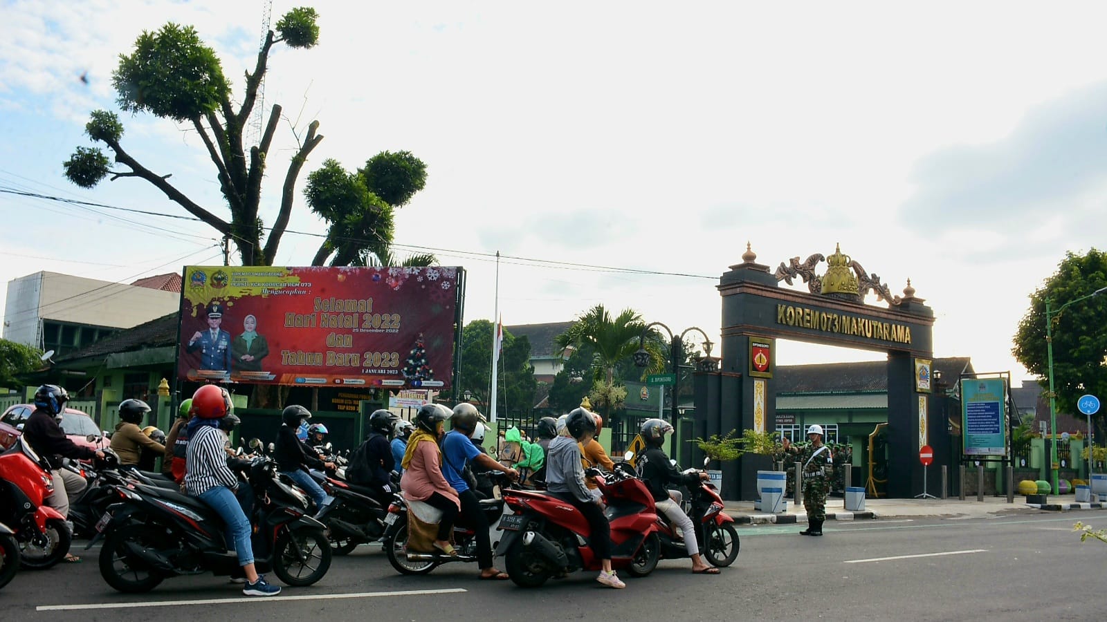 Stop..! Pengibaran Bendera, Hentikan Aktifitas